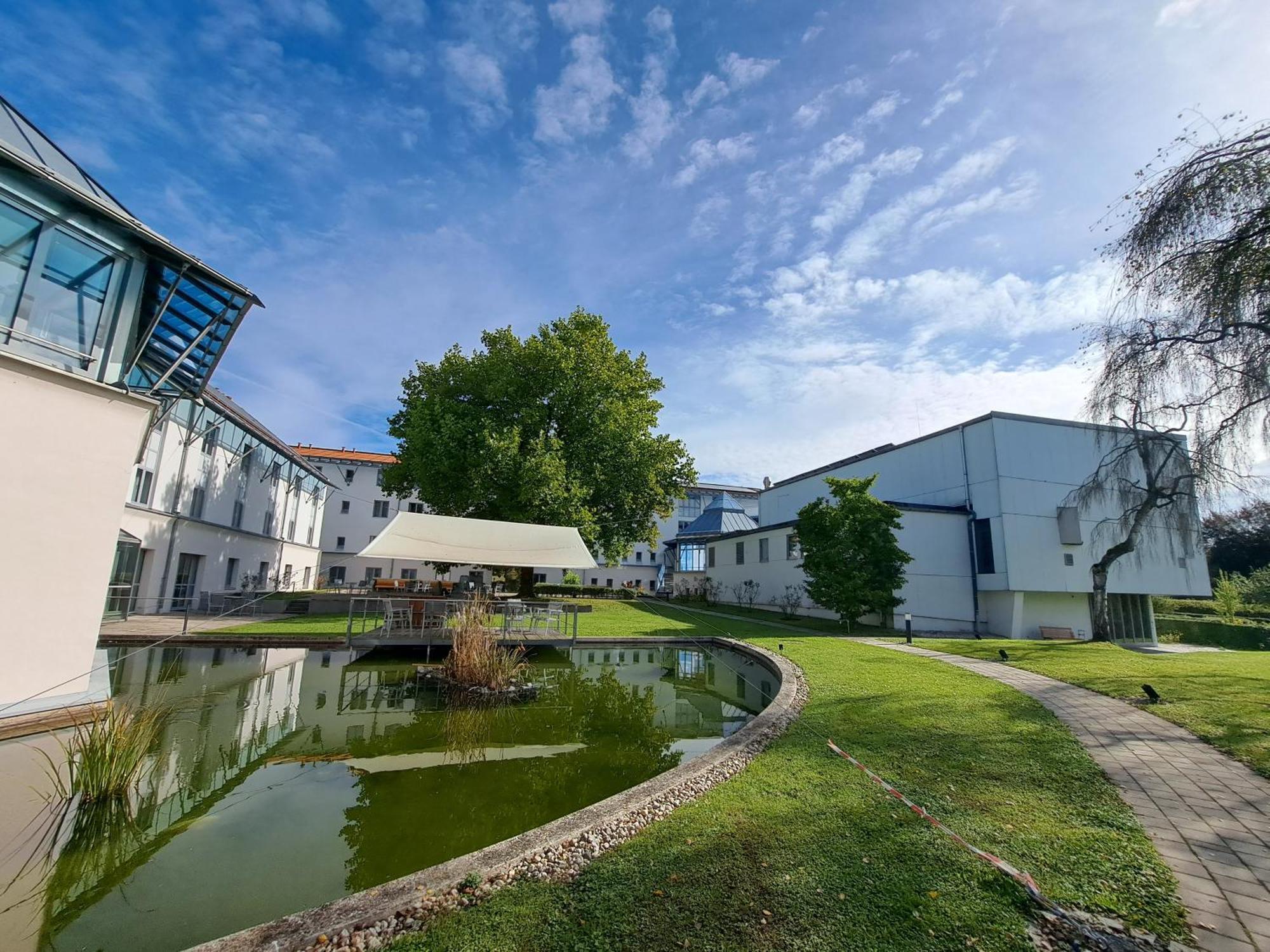 Spectrum Kirche Exerzitien-Und Bildungshaus Auf Mariahilf Passau Exterior photo